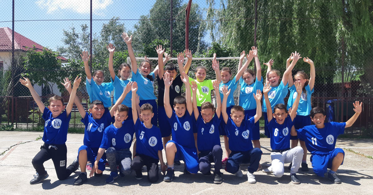 74 de echipe de handbal din scolile Romaniei, echipate complet in campania Mingi in scoli
