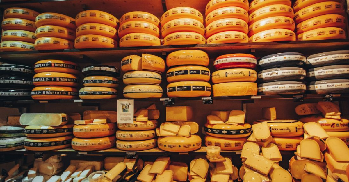 Românii se dau în vânt după cașcavaluri italiene: Peste 40.000 de roți de Grana Padano, vândute în România în 2024