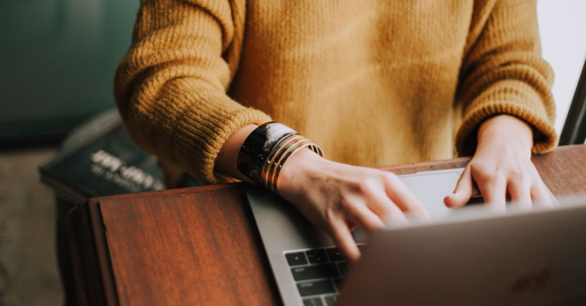 Magazinele online din România trebuie să devină accesibile pentru persoanele cu dizabilități. Ce amenzi riscă dacă nu respectă legea