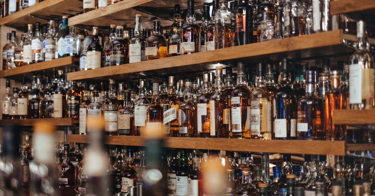 Accizele la băuturile alcoolice ar putea să crească. Comisia Europeană cere reformarea impozitării