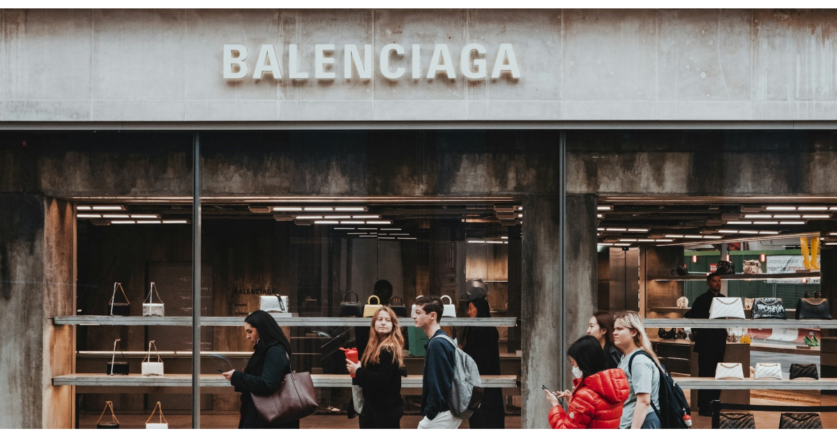 După fusta prosop și blugii murdari, Balenciaga șochează din nou cu încălțămintea unisex în stilul „desculț”