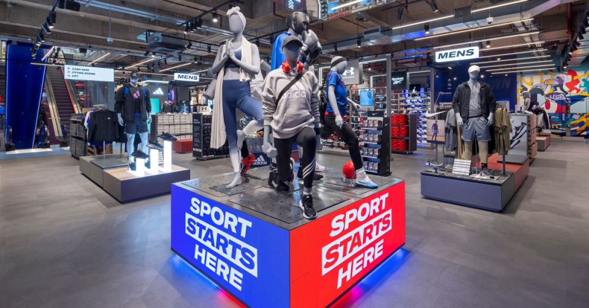 Sports Direct ar putea detrona Decathlon? Retailerul intenționează să deschidă încă 50 de magazine 