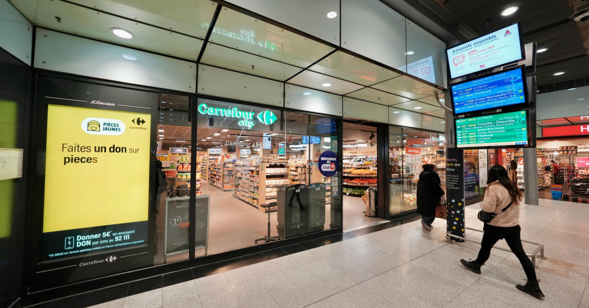 Carrefour bate palma cu Lagardère Travel Retail și se extinde cu magazinele de proximitate în stațiile de tren din Franța