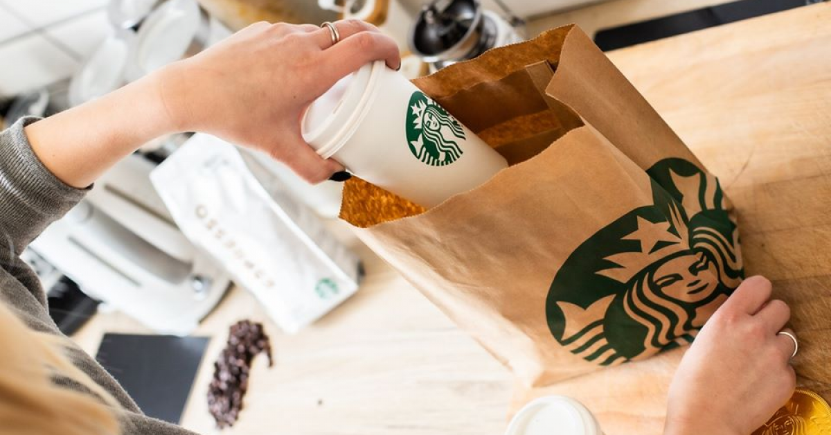 Starbucks deschide mai multe cafenele în regim take away și drive-thru