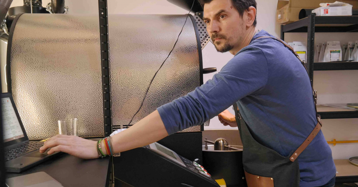Vicecampionul mondial la prăjit cafea, Bogdan Georgescu, lansează propriul magazin online de cafea de specialitate