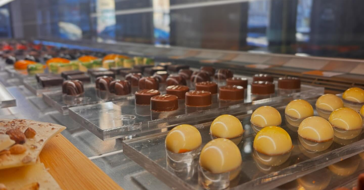 Românii de la Poem Chocolat au ajuns la București: unde se află ciocolateria inaugurată după o investiție de 500.000 lei