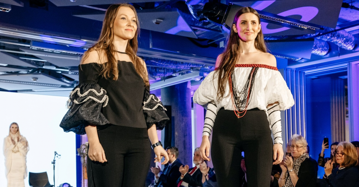 Fabricat în România: IE Clothing, o viziune modernă asupra iei tradiționale, gândită de două absolvente de Arte