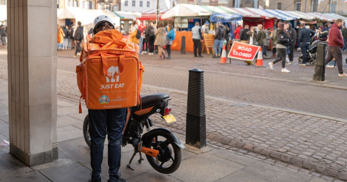 Prosus, acționarul majoritar al eMAG, are o nouă comandă: Plătește 4,1 miliarde de euro pentru Takeaway, recent ieșită din România