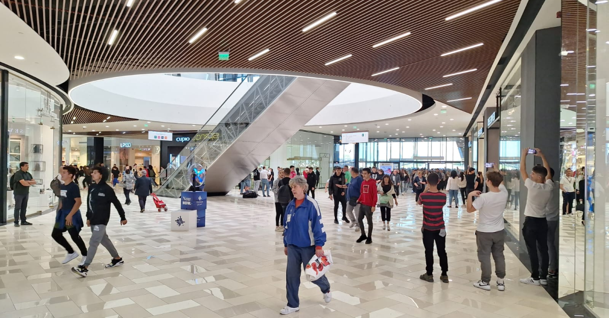 Crăciun în mijlocul verii: o seară de reduceri în Promenada Craiova