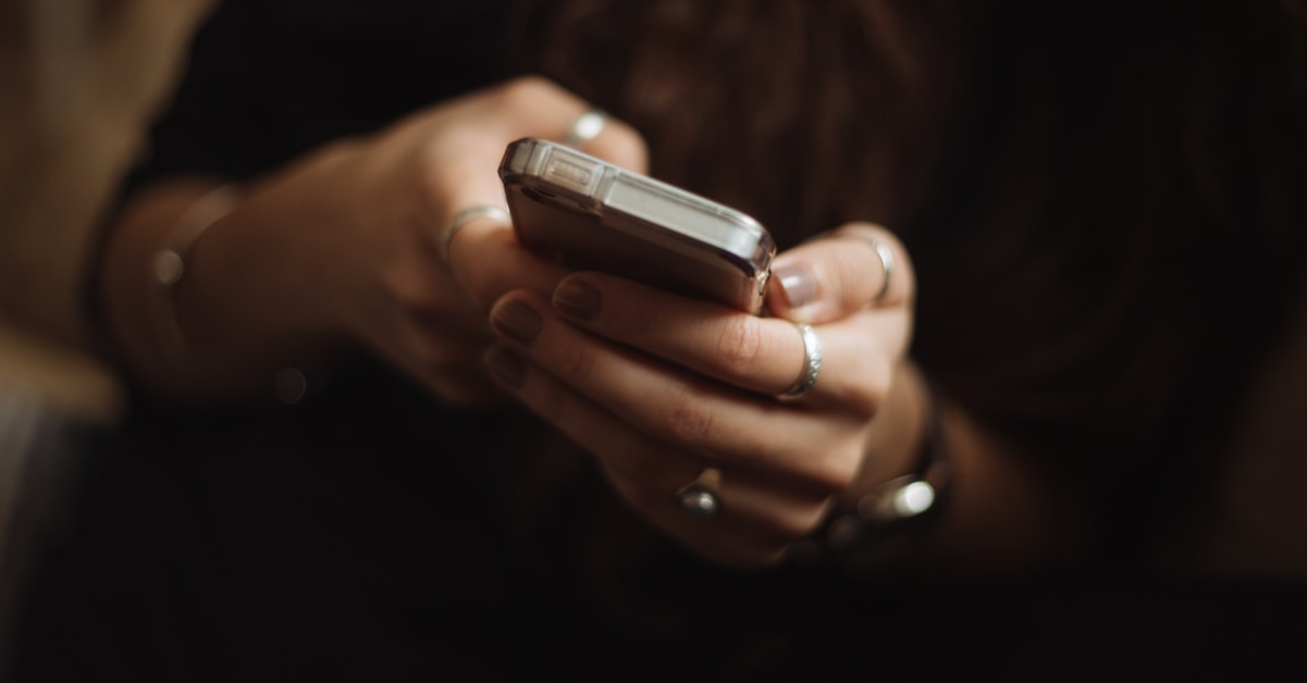 Comportamentul de consum al românilor în pandemie: bătrânii cumpără mai mult din online