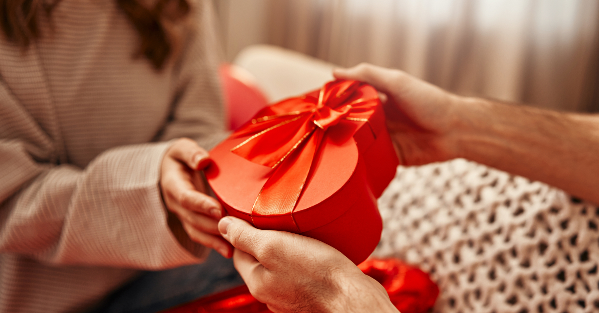 Studiu: 4 din 10 bărbați români afirmă că s-au simțit presați să cumpere un cadou de Valentine’s Day