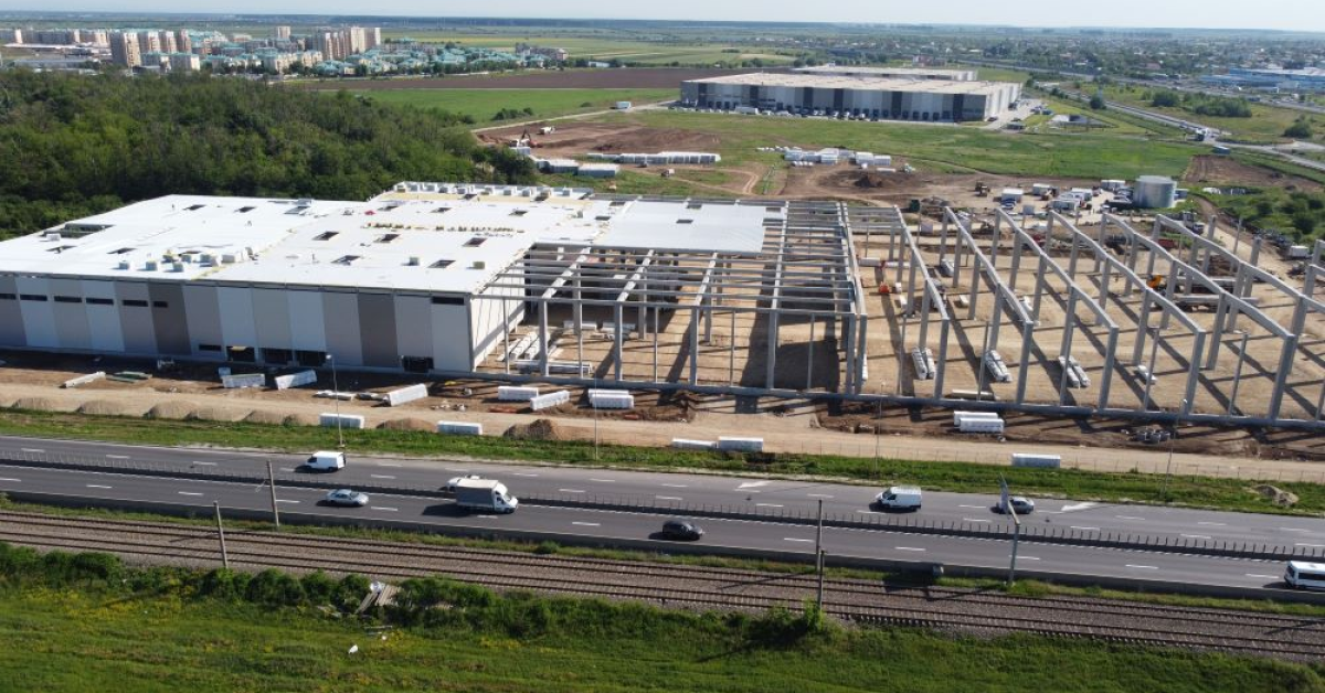 Furnizorul de spații logistice VGP România a început construcția celei de a treia clădiri din intersecția autostrăzii A3 cu șoseaua de centură a Capitalei