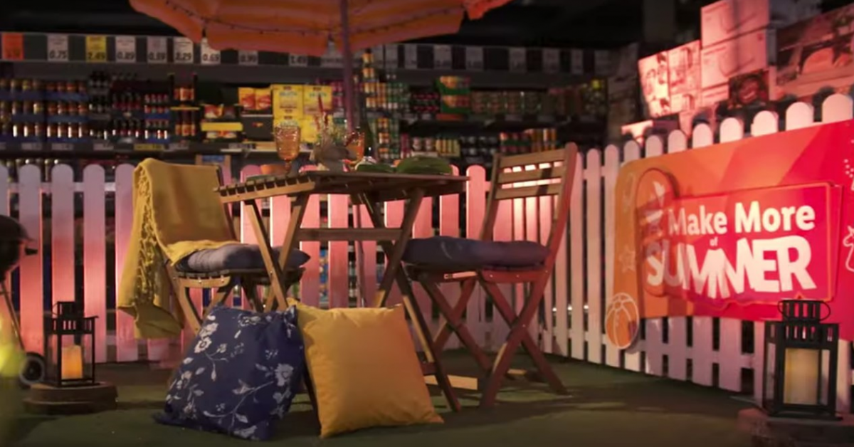 „Noaptea la Lidl”, concursul prin care fanii din Irlanda pot câștiga o cină, o seară de cinema și cazare în magazin