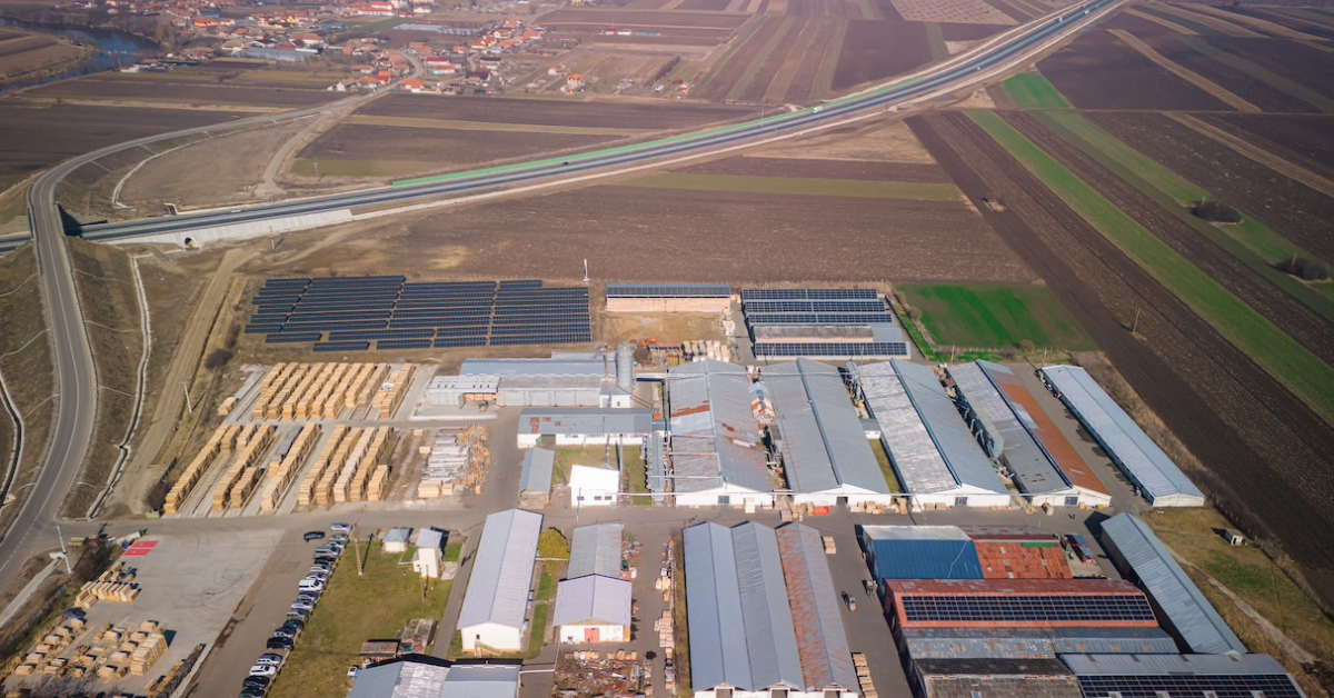Producătorul român Mobilaiud a montat panouri fotovoltaice de peste 850.000 de euro, bani pe care îi va recupera în 3 ani 