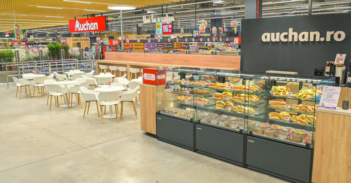 Auchan a redeschis două magazine recent modernizate. Retailerul a implementat case de marcat hibrid, multifuncționale