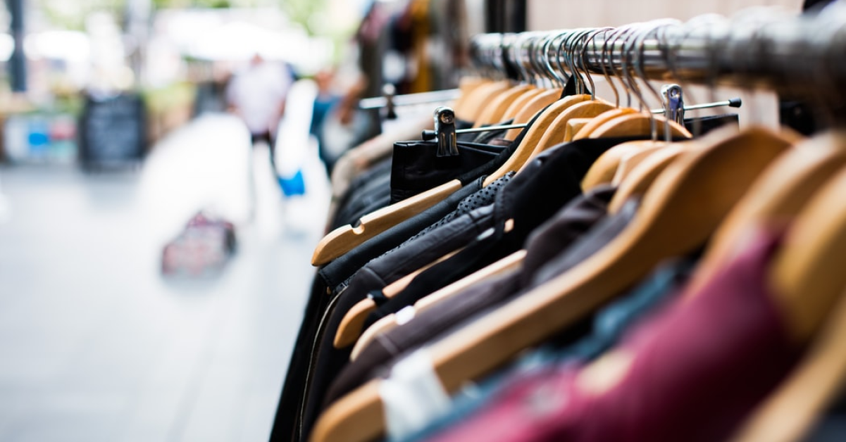RSA: Jumătate din hainele vândute de brandurile de modă online sunt fabricate din „plastic virgin”