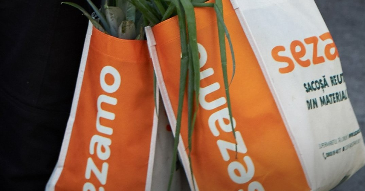 Reciclarea „de pe canapea”: Câte ambalaje SGR au colectat românii prin Sezamo într-un an