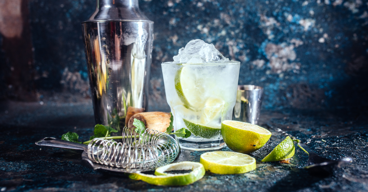Românii cumpără mai multe produse pentru cocktailuri acasă, iar ginul fără alcool accelerează