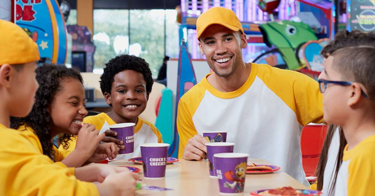 Lanțul american de restaurante pentru copii Chuck E. Cheese intră pe piața din România