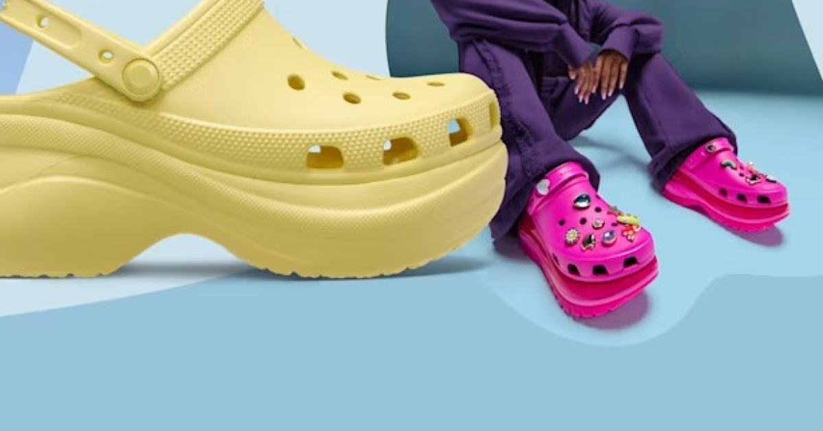 De la încălțăminte la accesorii: Crocs lansează o husă de telefon, în colaborare cu SLBS